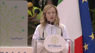 Caivano, Meloni inaugura il Parco Verde. E a De Luca: “Sono quella stronza”