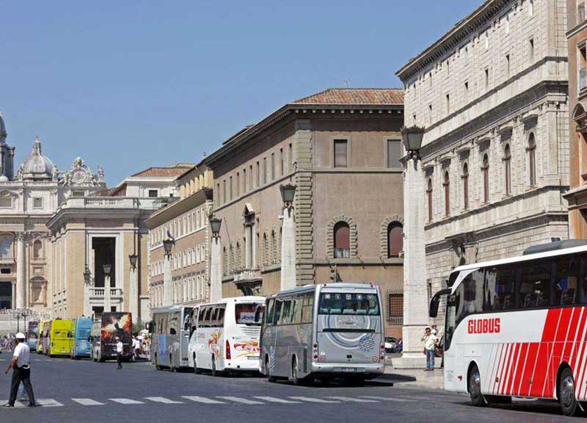 Mura Aureliane vietate ai pullman: dall’Aula lo stop definitivo alla sosta Mura Aureliane vietate ai pullman: dall’Aula lo stop definitivo alla sosta