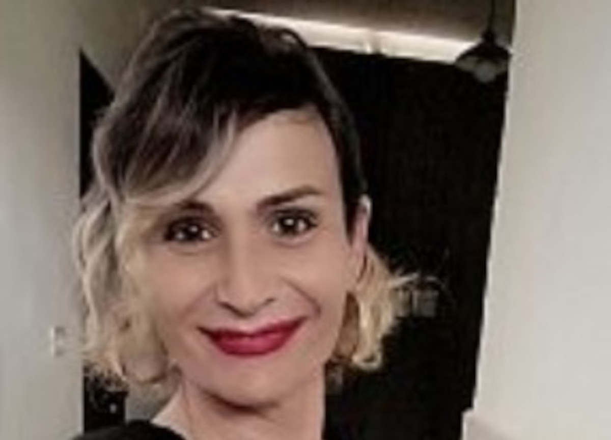 Chi è Simona Aiello, la prof trans candidata con FdI. “Donne si diventa”
