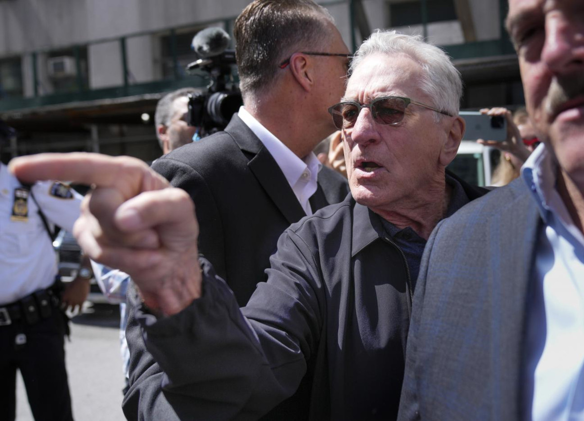 De Niro, show davanti al tribunale contro Trump: “Imbroglione, vai in galera” De Niro, show davanti al tribunale contro Trump: “Imbroglione, vai in galera”