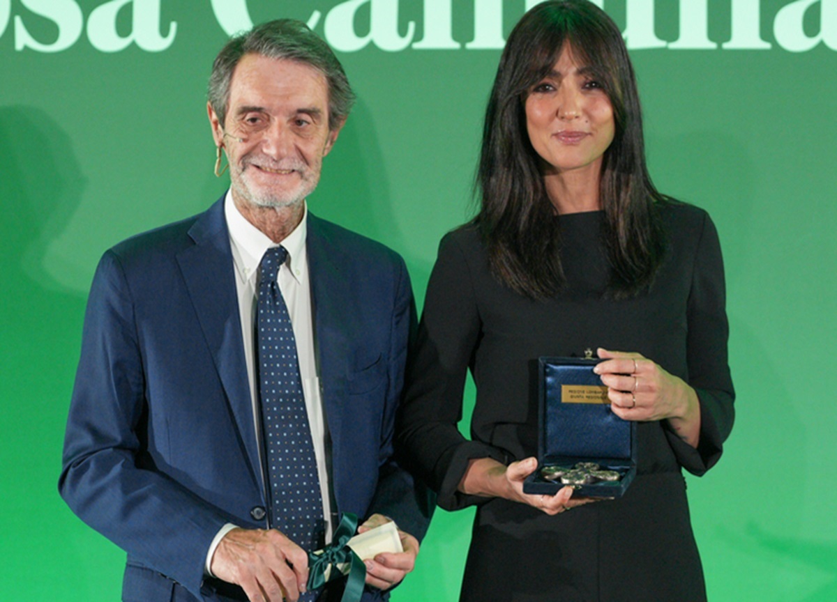 Lombardia, Premio Rosa Camuna: standing ovation per Bossi. Mahmood assente Lombardia, Premio Rosa Camuna: standing ovation per Bossi. Mahmood assente
