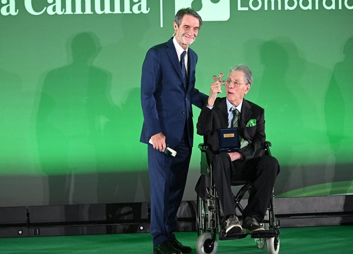 Lombardia, Premio Rosa Camuna: standing ovation per Bossi. Mahmood assente Lombardia, Premio Rosa Camuna: standing ovation per Bossi. Mahmood assente