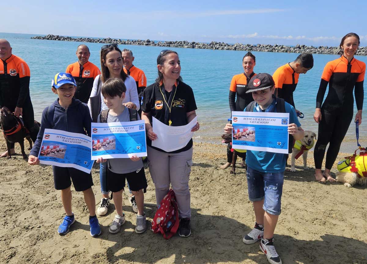 Gli studenti di Ostia a scuola di salvataggio con i cani bagnino della Sics Gli studenti di Ostia a scuola di salvataggio con i cani bagnino della Sics