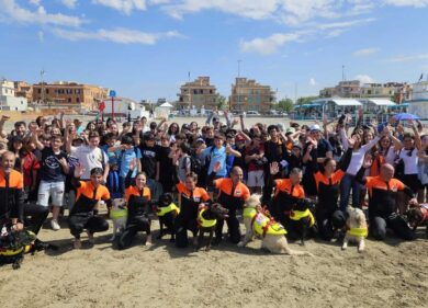 Gli studenti di Ostia a scuola di salvataggio con i cani bagnino della Sics