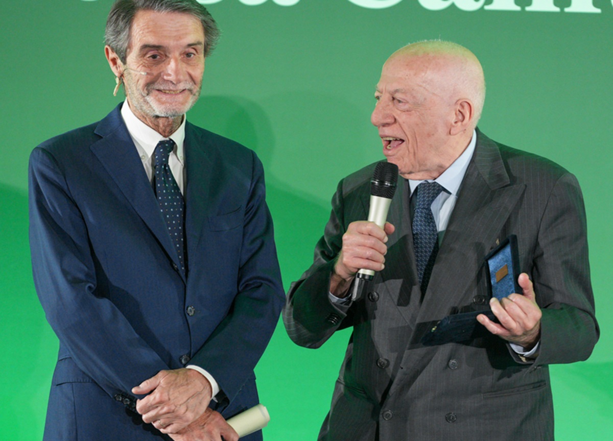 Lombardia, Premio Rosa Camuna: standing ovation per Bossi. Mahmood assente Lombardia, Premio Rosa Camuna: standing ovation per Bossi. Mahmood assente