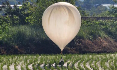 Kim Jong-un “attacca” la Corea del Sud: palloncini pieni di feci e rifiuti