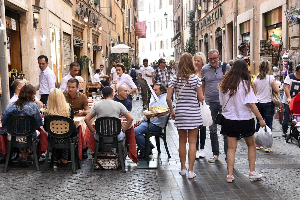 Dehors selvaggio a Roma: Codacons in Procura diffida il ministro Adolfo Urso