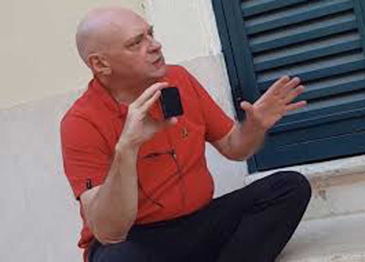 Stazione Termini, lo schifo di Roma: lo spaccio di droga sulle uscite Atac Stazione Termini, lo schifo di Roma: lo spaccio di droga sulle uscite Atac