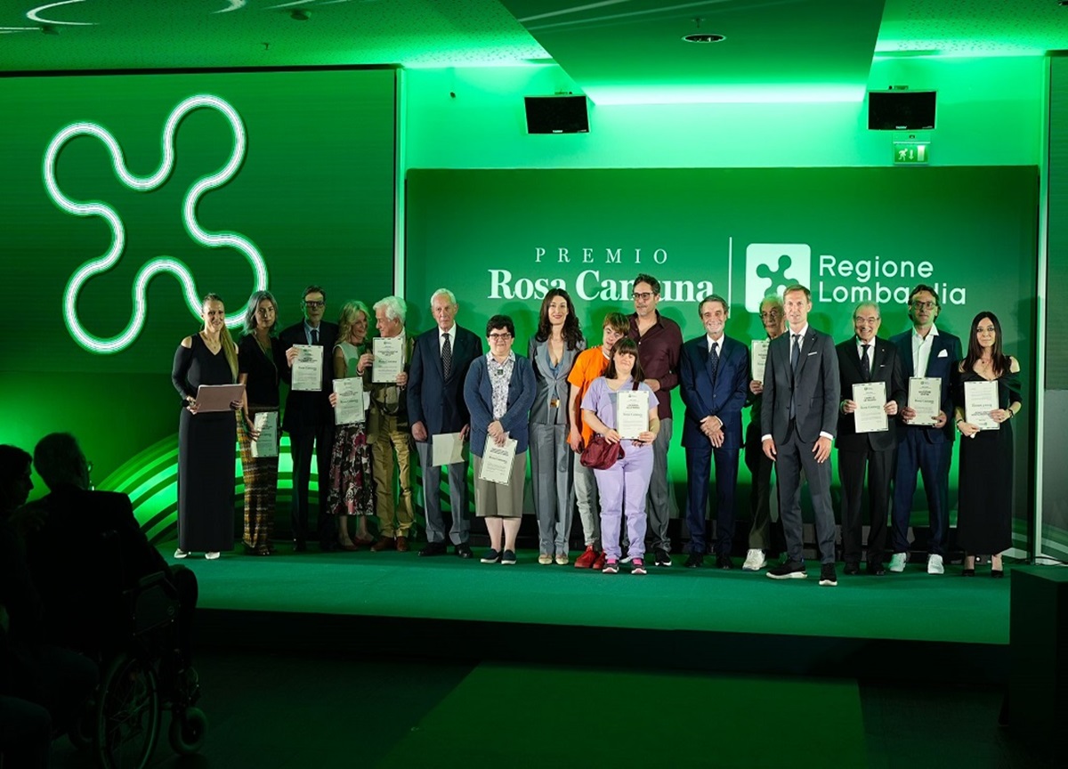 Lombardia, Premio Rosa Camuna: standing ovation per Bossi. Mahmood assente Lombardia, Premio Rosa Camuna: standing ovation per Bossi. Mahmood assente