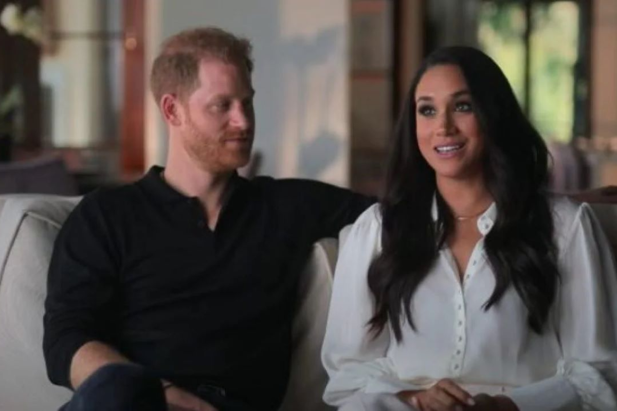 Meghan Markle è “troppo nuda”: polemica per la visita in Nigeria Meghan Markle è “troppo nuda”: polemica per la visita in Nigeria
