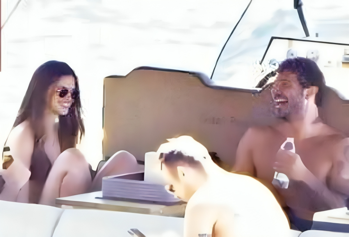 Stefano De Martino paparazzato con Martina: ecco chi è la nuova fiamma. FOTO
