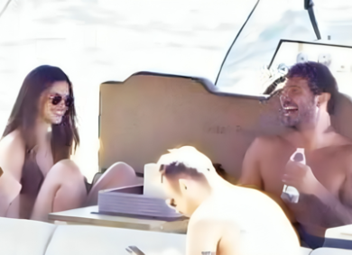 Stefano De Martino paparazzato con Martina: ecco chi è la nuova fiamma. FOTO