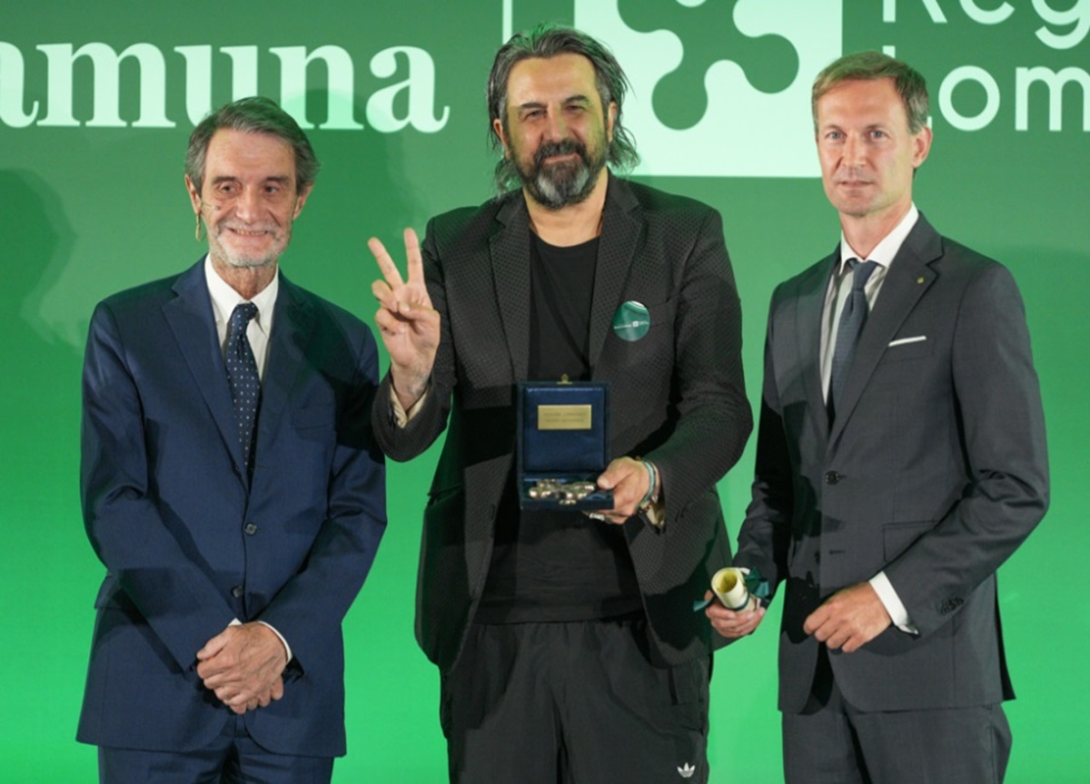 Lombardia, Premio Rosa Camuna: standing ovation per Bossi. Mahmood assente Lombardia, Premio Rosa Camuna: standing ovation per Bossi. Mahmood assente