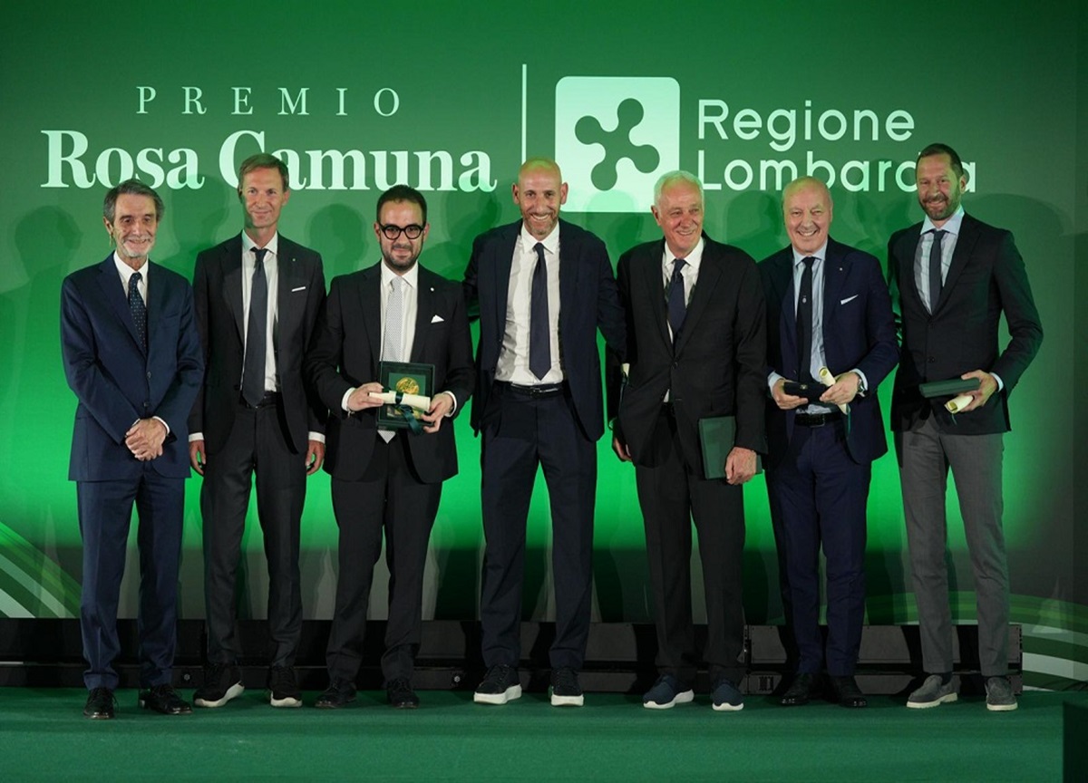 Lombardia, Premio Rosa Camuna: standing ovation per Bossi. Mahmood assente Lombardia, Premio Rosa Camuna: standing ovation per Bossi. Mahmood assente