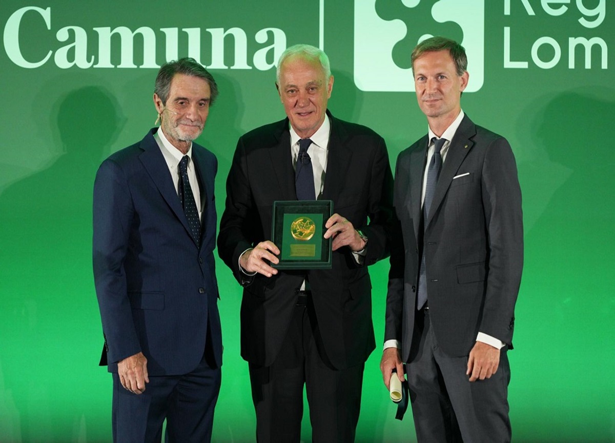 Lombardia, Premio Rosa Camuna: standing ovation per Bossi. Mahmood assente Lombardia, Premio Rosa Camuna: standing ovation per Bossi. Mahmood assente