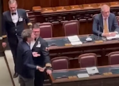 Magi (+Europa) tenta di consegnare una bustina di cannabis light a Urso