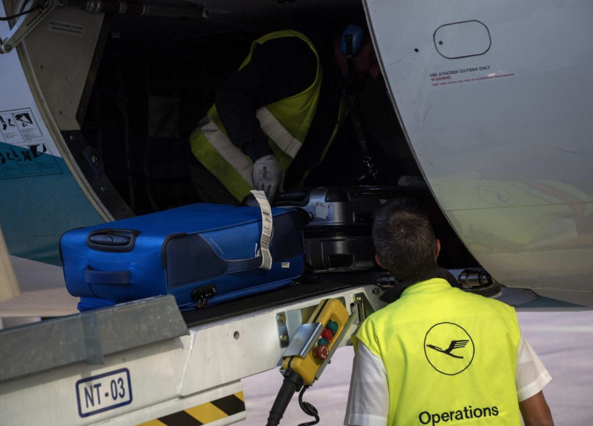 Orrore in pista, risucchiato dal motore dell’aereo e triturato: morto un uomo Orrore in pista, risucchiato dal motore dell’aereo e triturato: morto un uomo