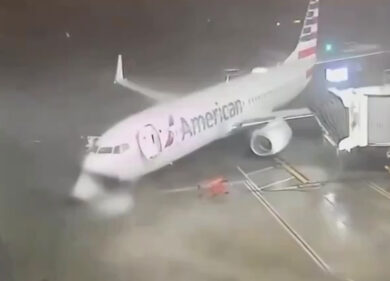 Tempeste in Texas, un Boeing viene trascinato dal vento. Il video virale sul web