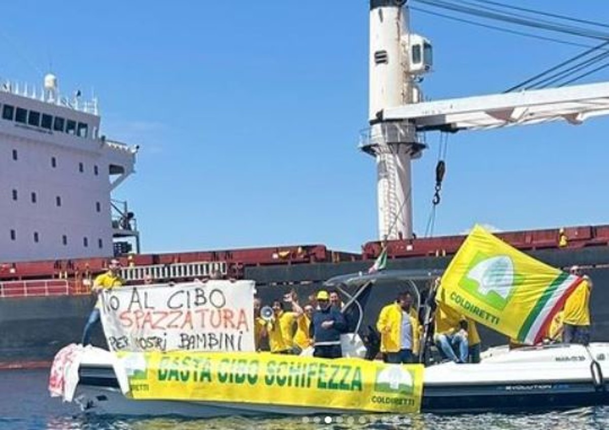 Aziende italiane a rischio, blitz di Coldiretti contro il pomodoro cinese Aziende italiane a rischio, blitz di Coldiretti contro il pomodoro cinese