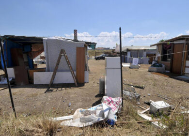 Nomadi Roma, la maxi retata di Castel Romano: in 100 setacciano il campo