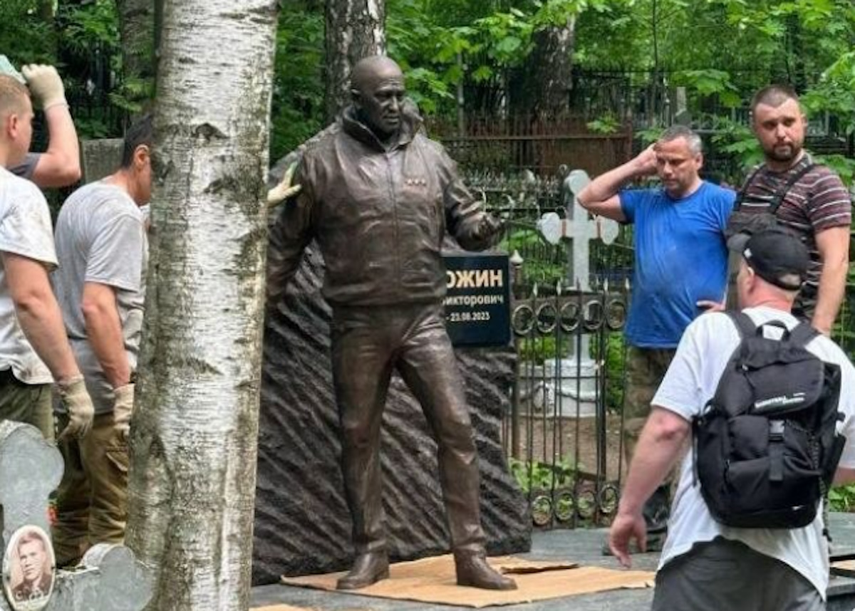Eretta una statua di Prigozhin sulla sua tomba a San Pietroburgo Eretta una statua di Prigozhin sulla sua tomba a San Pietroburgo