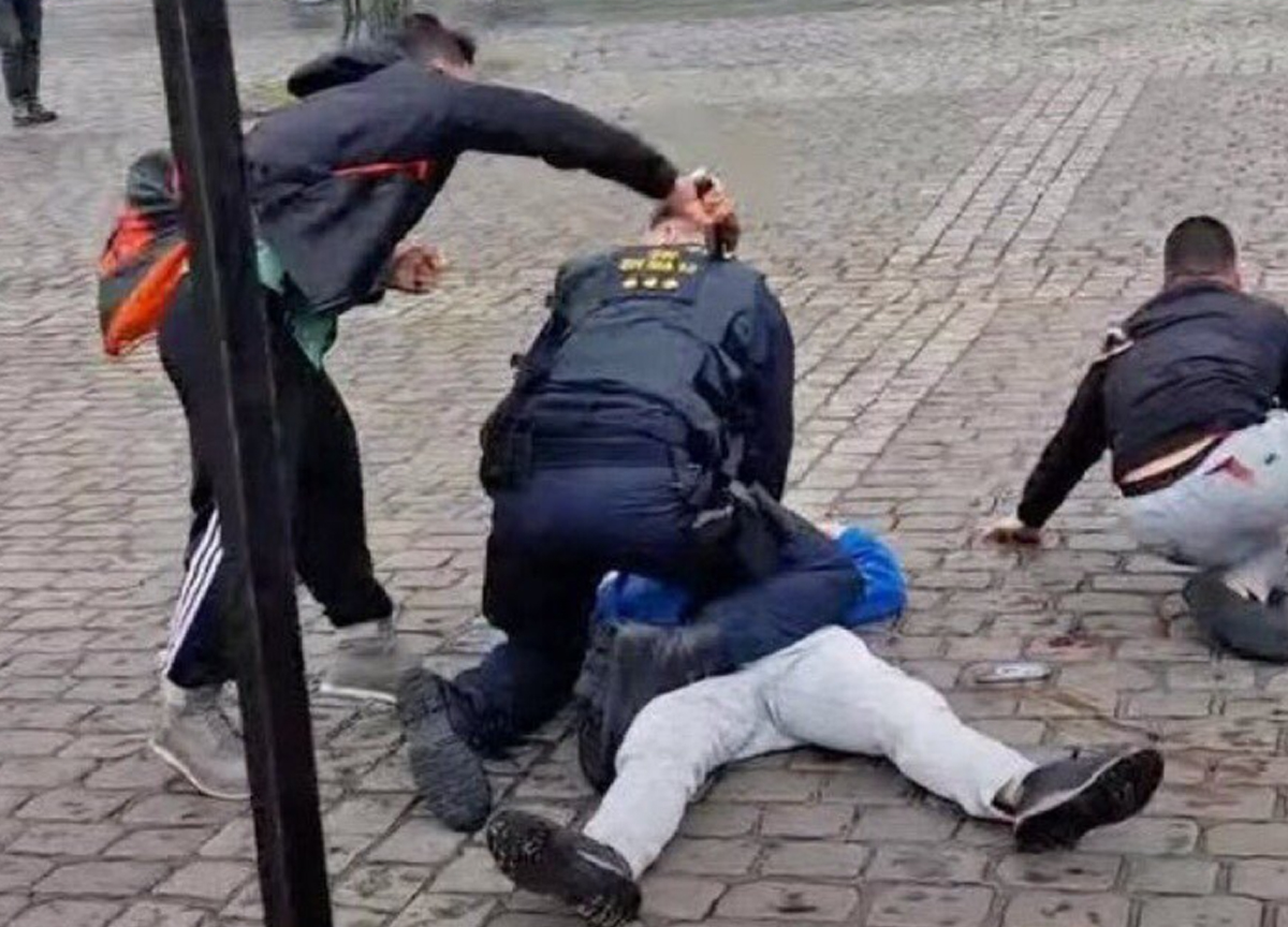 Germania, uomo attacca i passanti con un coltello: ferito anche un politico Germania, uomo attacca i passanti con un coltello: ferito anche un politico
