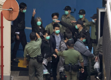 Hong Kong, attivisti condannati per sovversione. Proteste fuori dal tribunale