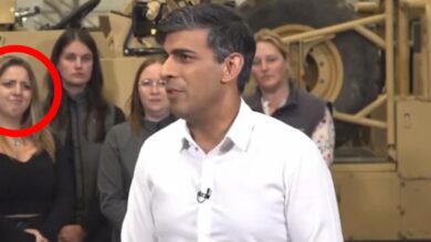 Regno Unito, Sunak sbeffeggiato in tv: spettatrice fa le smorfie alle spalle del premier durante il discorso