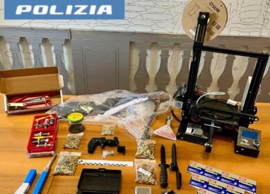 Roma, ventenne costruisce una pistola con stampante 3D: scoperto dalla Digos