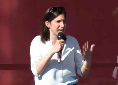 Schlein in piazza: “Meloni sta cancellando la libertà delle persone”