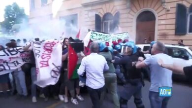 Corteo anti-Governo e pro Palestina a Roma, lancio di bombe carta e scontri tra manifestanti e polizia