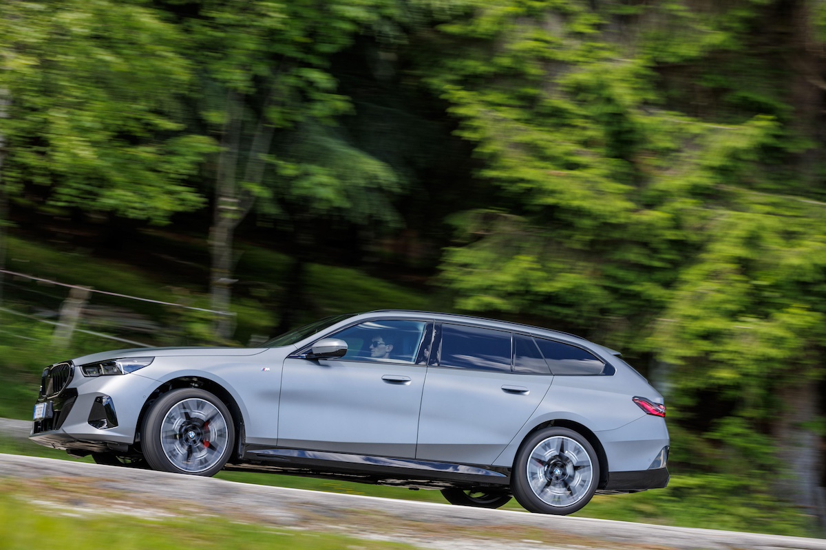 BMW: nuova Serie 5 Touring 2024: elegante, sportiva, elettrica e termica