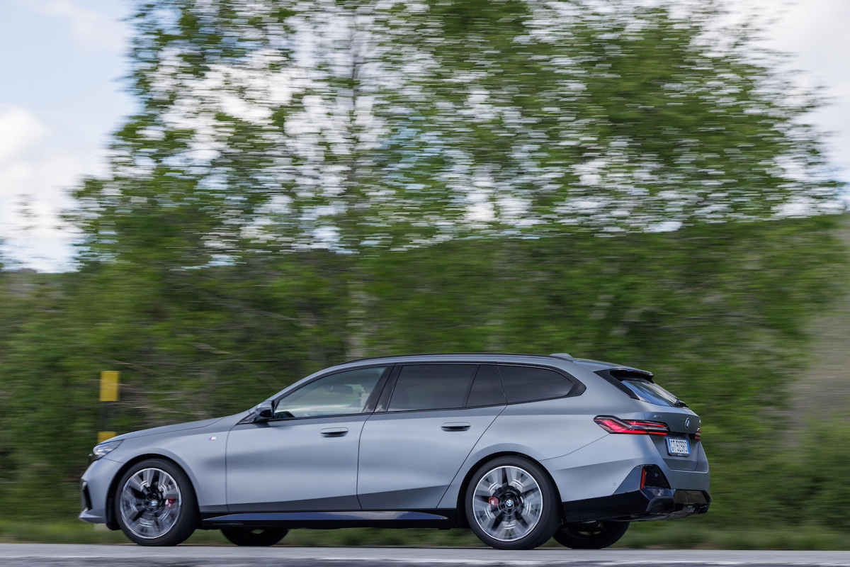 BMW: nuova Serie 5 Touring 2024: elegante, sportiva, elettrica e termica