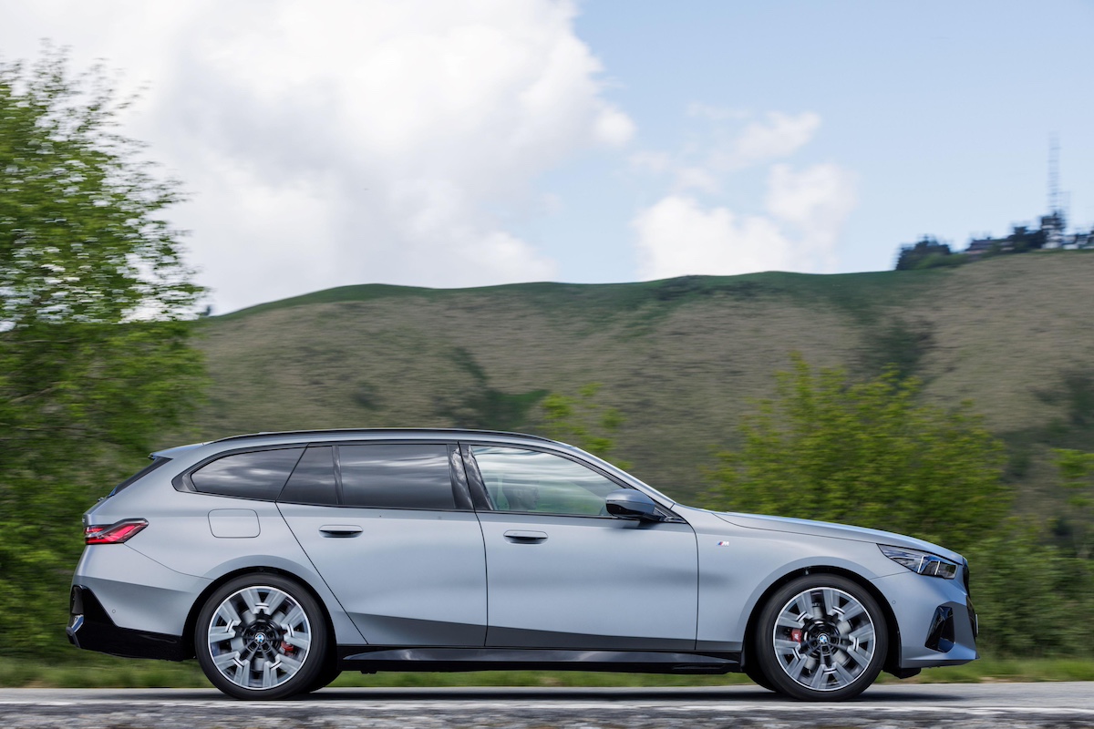 BMW: nuova Serie 5 Touring 2024: elegante, sportiva, elettrica e termica