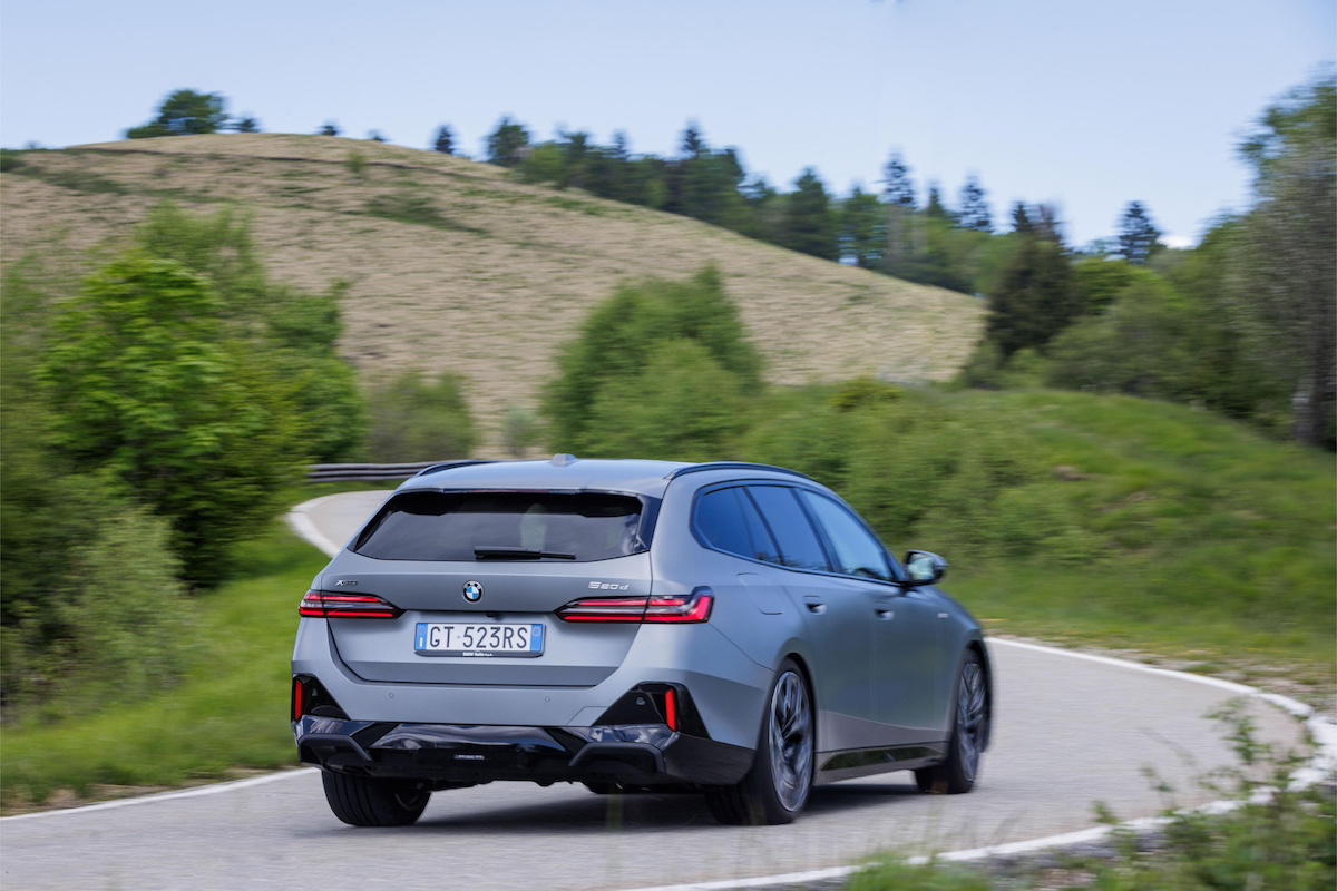 BMW: nuova Serie 5 Touring 2024: elegante, sportiva, elettrica e termica