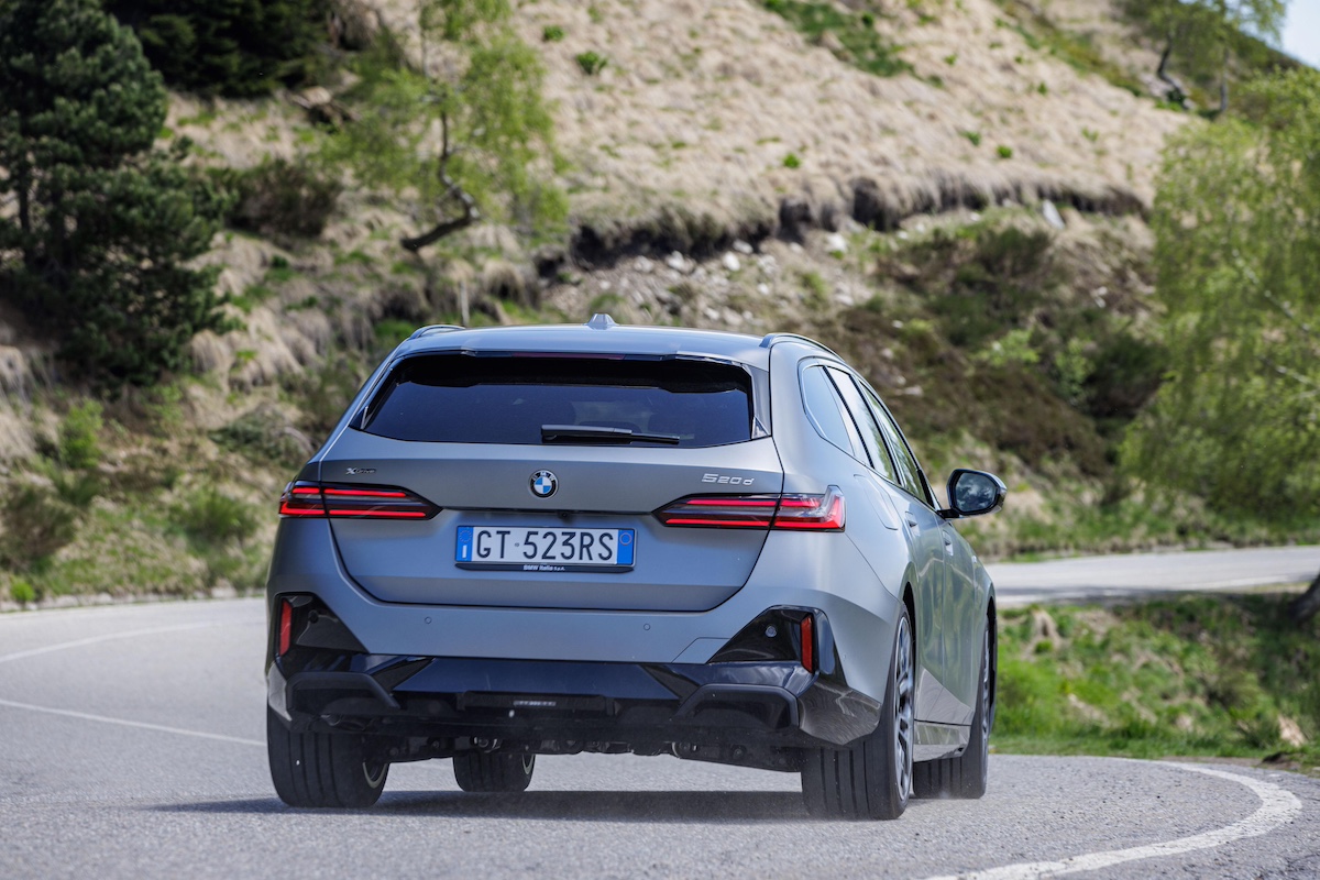 BMW: nuova Serie 5 Touring 2024: elegante, sportiva, elettrica e termica