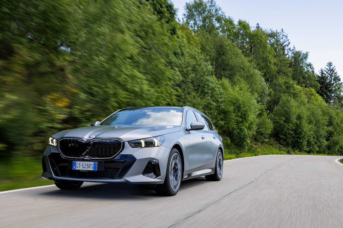 BMW: nuova Serie 5 Touring 2024: elegante, sportiva, elettrica e termica