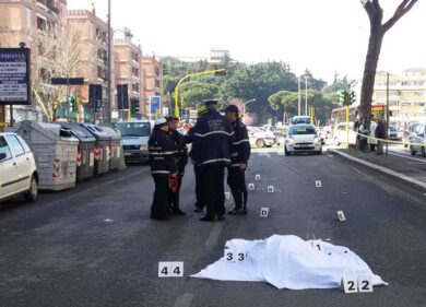 Attore dello spot Esselunga parcheggia in divieto: muore un motociclista