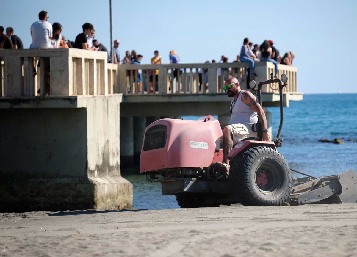 Si tuffa dal pontile di Ostia e finisce sugli scogli. Turista in fin di vita Si tuffa dal pontile di Ostia e finisce sugli scogli. Turista in fin di vita