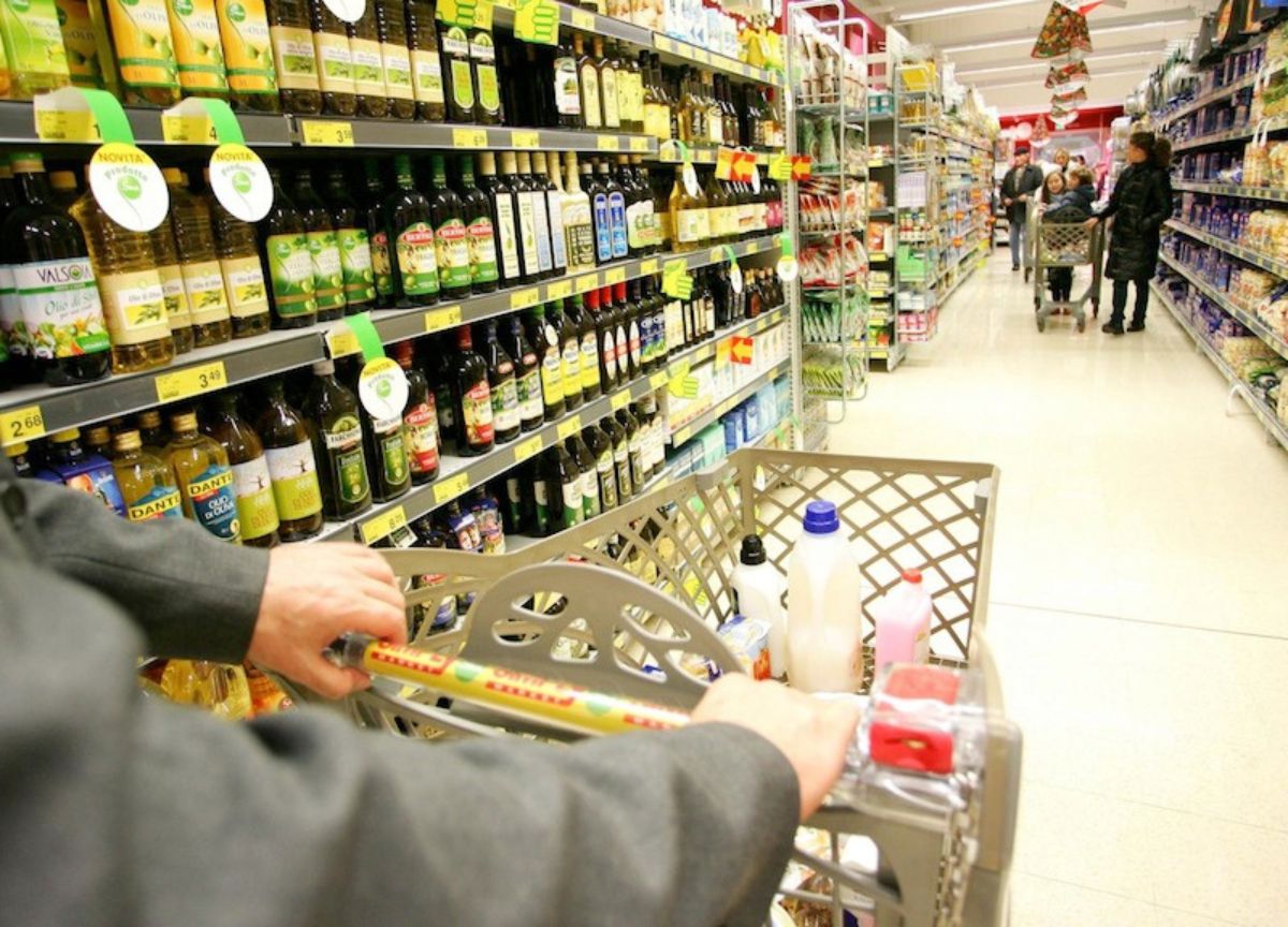 Rubavano champagne dai supermercati, emesse tre misure cautelari Rubavano champagne dai supermercati, emesse tre misure cautelari
