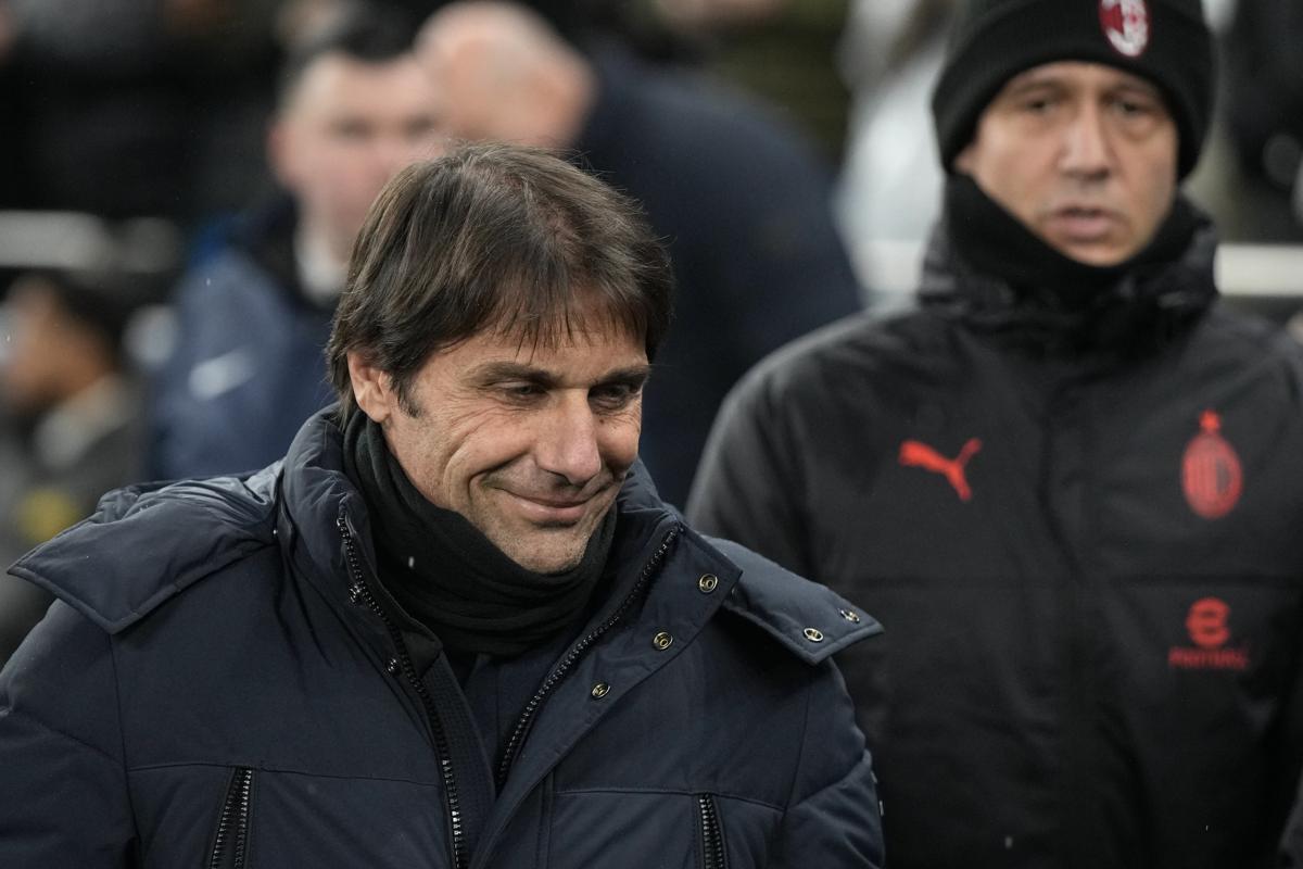 Napoli, ufficiale: Conte è il nuovo allenatore. Contratto da 6,5mln a stagione Napoli, ufficiale: Conte è il nuovo allenatore. Contratto da 6,5mln a stagione