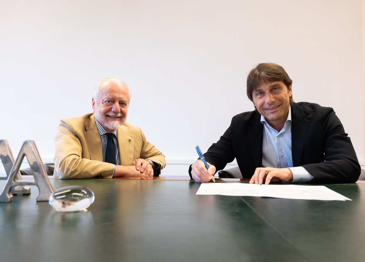 Napoli, ufficiale: Conte è il nuovo allenatore. Contratto da 6,5mln a stagione Napoli, ufficiale: Conte è il nuovo allenatore. Contratto da 6,5mln a stagione