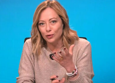 Meloni istituzionale in mezzo al guado, cerca di recuperare a destra. Ma…