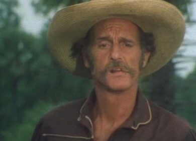 Il silenzio del vuoto ai funerali di Leroy: paracadute sulla bara, Rai assente