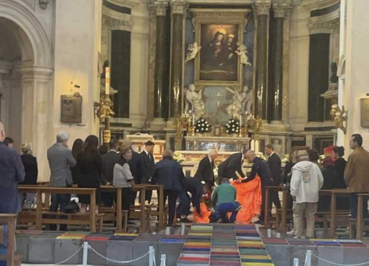 Il silenzio del vuoto ai funerali di Leroy: paracadute sulla bara, Rai assente Il silenzio del vuoto ai funerali di Leroy: paracadute sulla bara, Rai assente