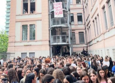 Liceo Tenca, la protesta degli studenti: “Fuori le molestie dalla scuola”
