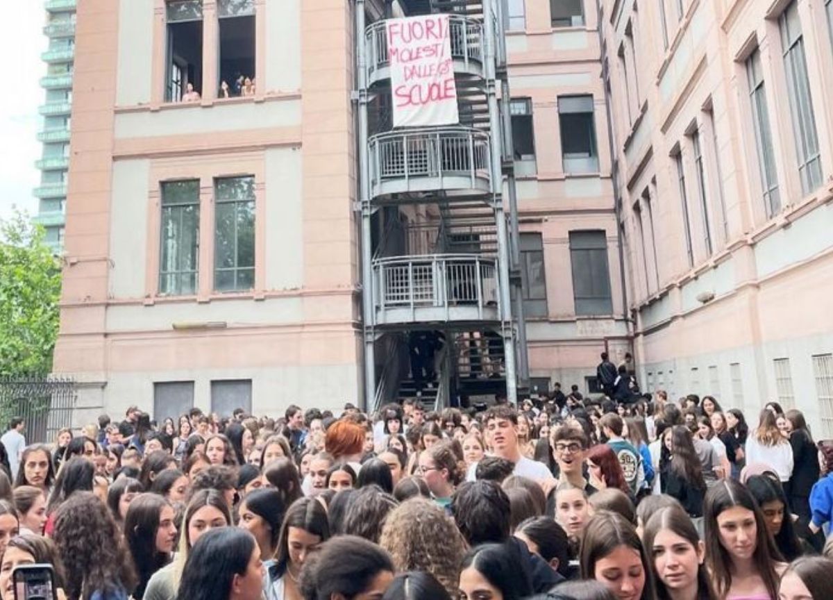 Liceo Tenca, la protesta degli studenti: “Fuori le molestie dalla scuola” Liceo Tenca, la protesta degli studenti: “Fuori le molestie dalla scuola”