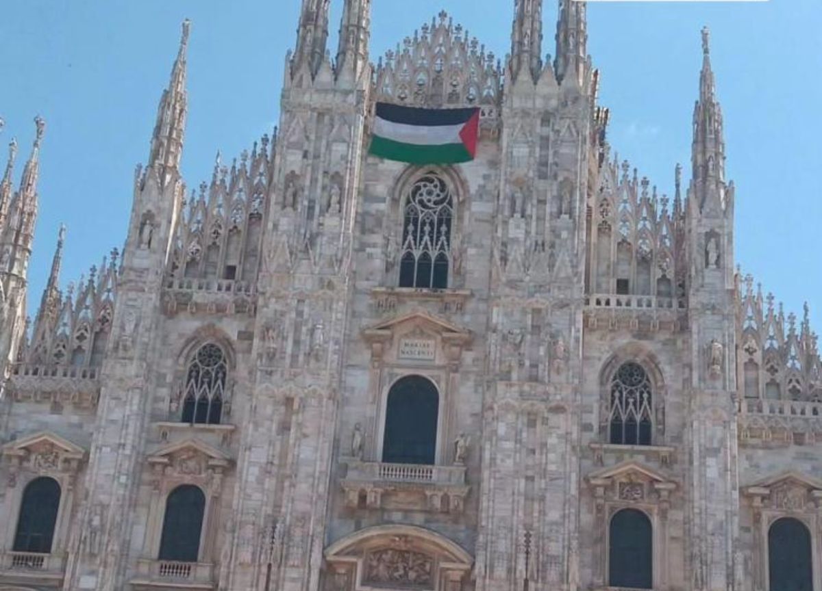 Rimossa la bandiera palestinese dalla facciata del Duomo Rimossa la bandiera palestinese dalla facciata del Duomo
