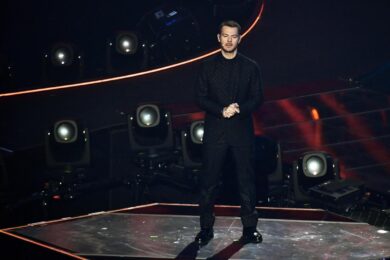 Sanremo 2025, tris di Cattelan da Carlo Conti. Rai1, Insegno in prime time
