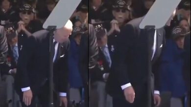 Biden, nuova gaffe: è convinto che ci sia la sedia e invece… Lo scivolone al D-day